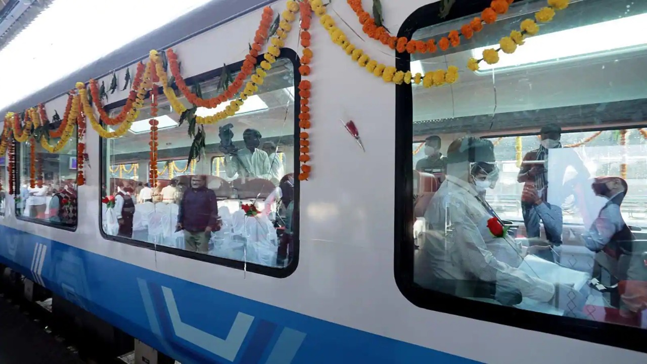 यात्रीगण कृपया ध्यान दें…दिवाली और छठ पूजा के लिए रेलवे ने इन रूट्स पर चलाईं स्पेशल ट्रेनें, देखें पूरी लिस्ट